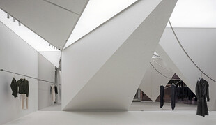 现代艺术展厅内的独特空间