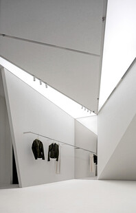 现代简约风格的服装展示空间