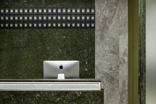 现代简约风室内电脑摆放场景