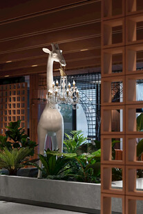 室内艺术摆件与绿植景观