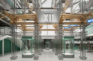 现代工业风室内钢结构空间