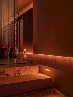 温馨静谧的室内暖光空间