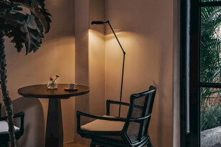 温馨角落的静谧桌椅布置