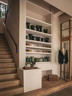 楼梯旁的时尚置物架空间