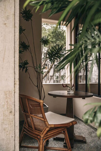 窗边藤椅静享惬意时光