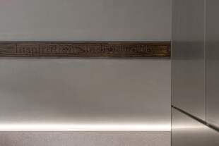 金属与木质结合的装饰细节