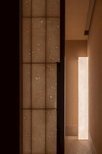 光影交错的室内门洞景象