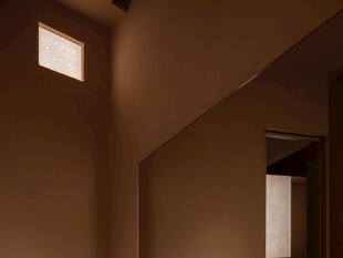 昏暗室内的门与天窗