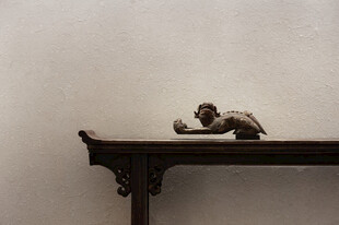 中式案台上的古朴猴子摆件