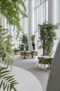 室内绿植环绕的休闲空间