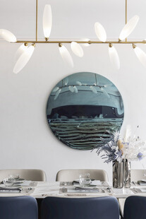 圆形挂画装点简约餐厅