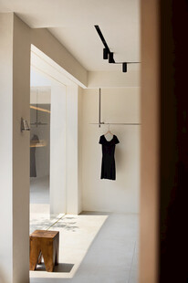 简约走廊衣物与木凳装点