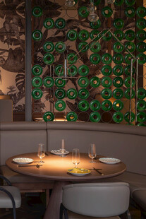 复古绿植风餐厅用餐场景