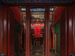 中式长廊红灯笼古雅景致