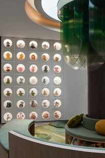 现代艺术装置展示多样物品