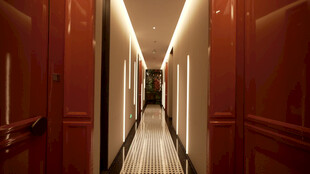 豪华酒店深红色木质走廊