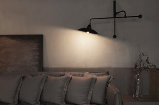 简约客厅沙发与壁灯布置