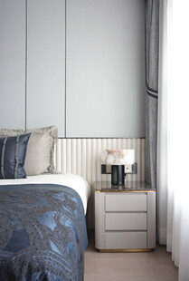 简约卧室床与床头柜场景