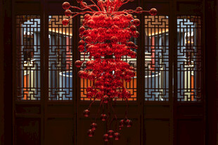 教堂内的红色艺术吊灯