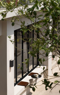 窗边绿植与铁艺栏杆景致