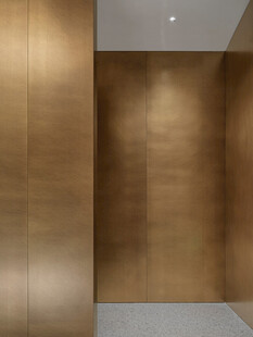 金属质感电梯内部空间