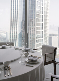 高端餐厅内的雅致餐桌布置