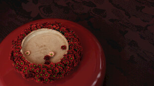 红盘上的特色糕点