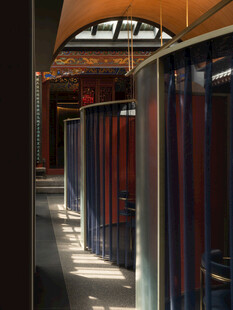 图书馆内排列整齐的书架