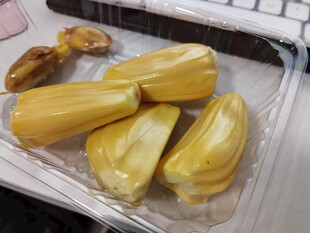 新鲜剥开的美味菠萝蜜