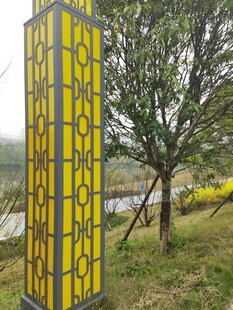 黄色标识牌立于户外草地