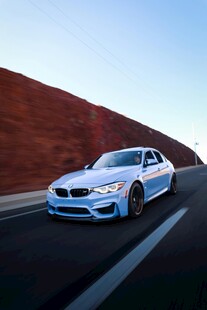 公路上的炫酷宝马赛车