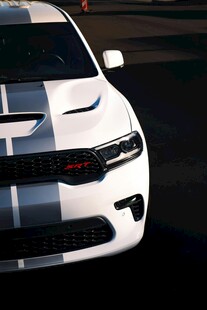 白色条纹酷炫跑车前脸