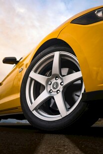 黄色跑车炫酷轮毂特写