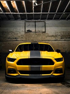 黄色酷炫跑车室内展示