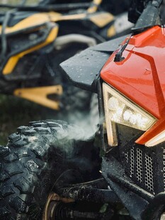越野摩托驰骋泥泞瞬间