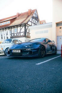 停车场中的黑色炫酷轿车