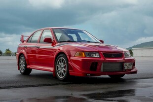 红色三菱跑车霸气亮相