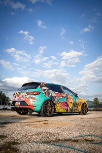 多彩涂鸦赛车驰骋旷野