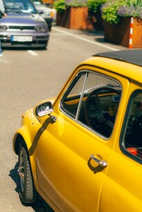 黄色复古小车街道行驶