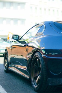 炫酷黑色跑车外观特写