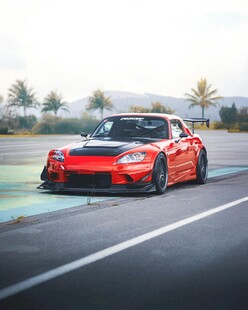 赛道上的红色酷炫赛车