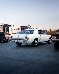 停车场中的复古白色轿车