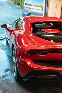 红色超跑洗车场景
