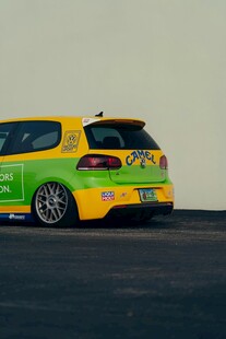 多彩赛车炫酷背影