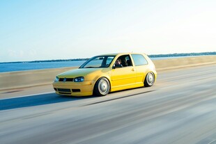 黄色轿车沿海岸公路飞驰