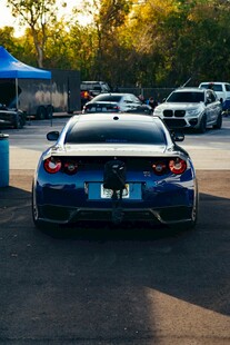 蓝色跑车停于户外场景