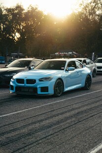 夕阳下的炫酷改装宝马车