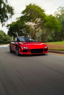 红色跑车公路上飞驰