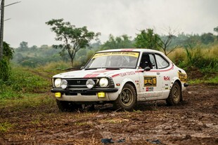 越野赛车驰骋泥泞赛道