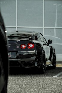 黑色跑车尾部特写